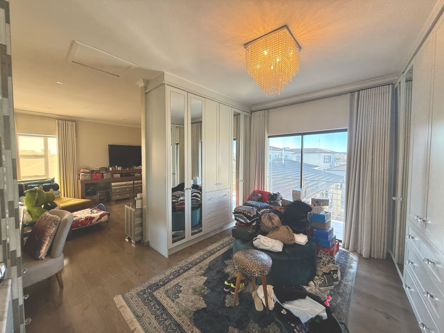 5 Bedroom Property for Sale in Parklands North Western Cape